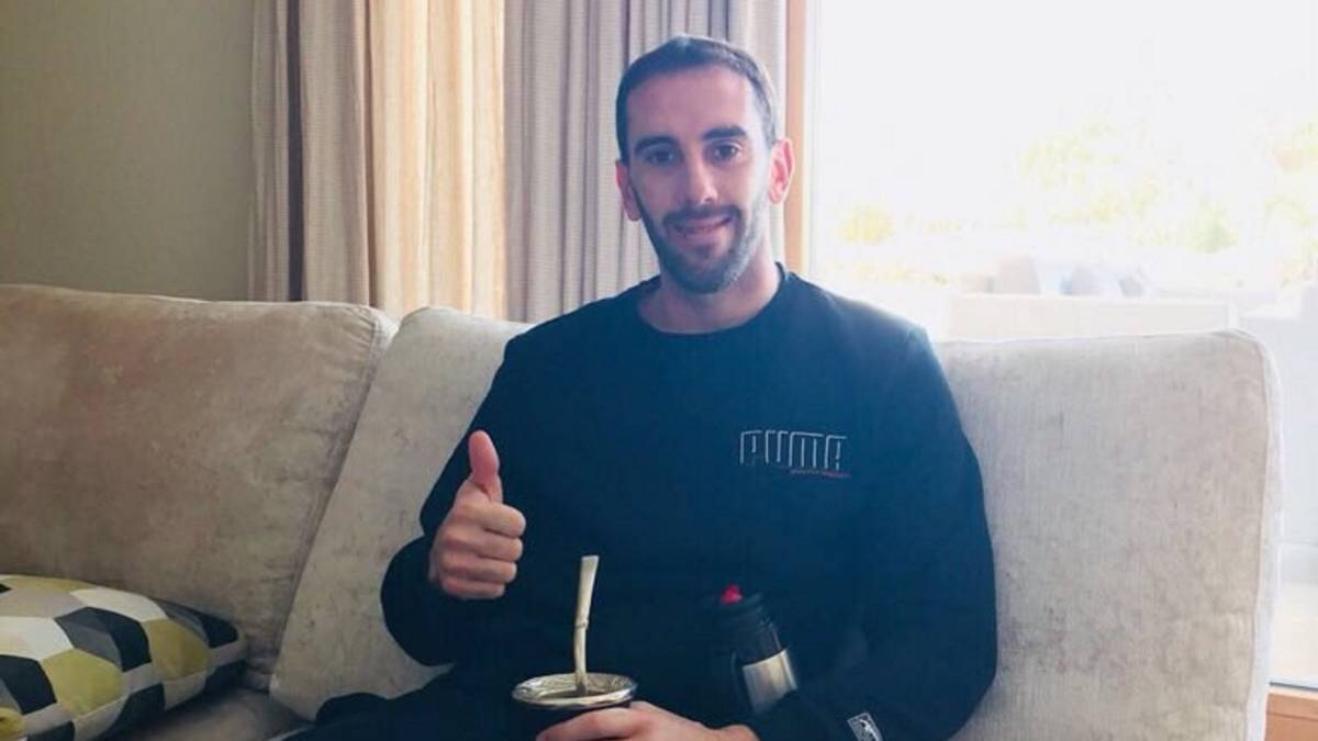 Diego Godin perdió tres dientes en el choque con el arquero Neto Diego Godin perdió tres dientes en el choque con el arquero Neto