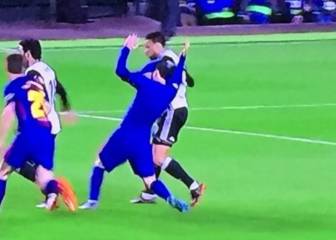 Undiano Mallenco no pitó ni falta a Coquelin por sacarle la camiseta a Messi