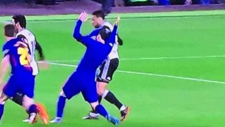 Undiano Mallenco no pitó ni falta a Coquelin por sacarle la camiseta a Messi