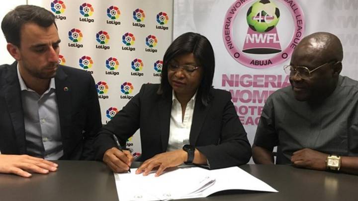 La presidenta de la Nigerian Women's Football League, Aisha Falode, y Javier del Río, delegado de LaLiga en Nigeria.