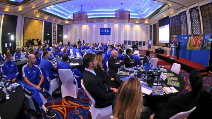 Los árbitros de Rusia 2018, en Doha con el VAR de fondo.