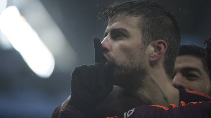 El central del Barcelona, Gerard Piqué, mandando callar a la afición del Espanyol.