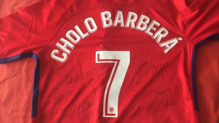 Camiseta enviada por el Atlético a la familia del Cholo Barberá.