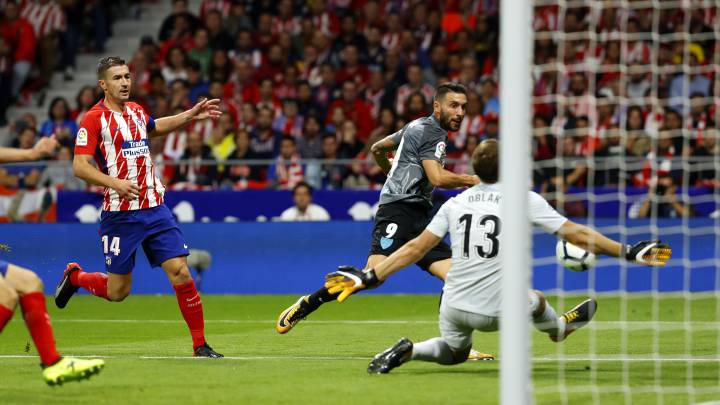 Oblak le detuvo esta clara ocasión a Borja y, después, hizo lo mismo con otra de Rolan.