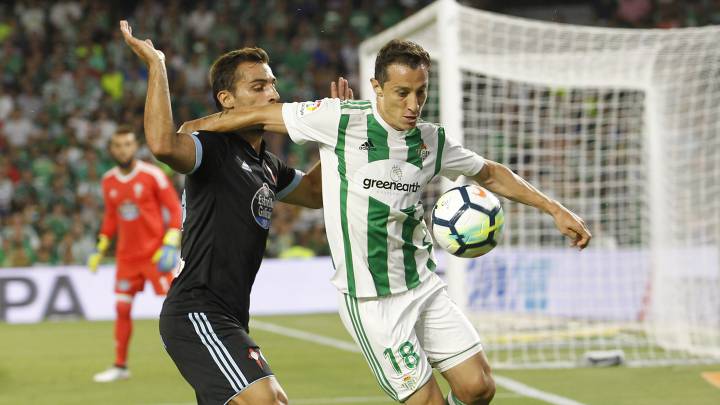 José Andrés Guardado pelea un balón con Jony durante el partido entre Betis y Celta de Liga Santander.