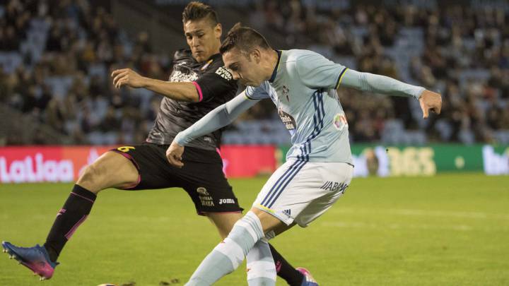 Iago Aspas golpea el balón durante el partido disputado por el Celta y el Espanyol en marzo del 2017 en Balaídos.