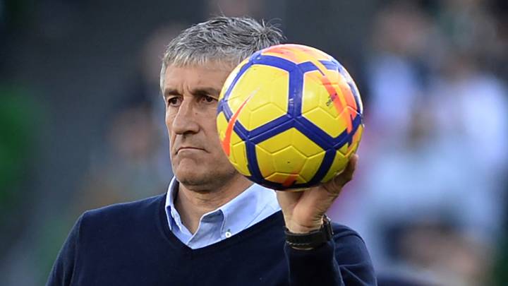 El entrenador del Betis Quique Setién bromeó y elogió al nuevo técnico del Deportivo: "Me preocuparía que Clarence Seedorf cogiera un dorsal y jugara".