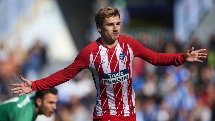 Griezmann corre al banquillo para celebrar su gol al Málaga.
