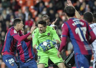 1x1 del Levante: Oier evitó la goleada y Pazzini fue titular