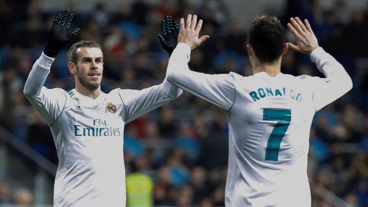 Los jugadores del Real Madrid, el portugués Cristiano Ronaldo (d) y el galés Gareth Bale, celebran el quinto gol del equipo madridista ante la Real Sociedad.