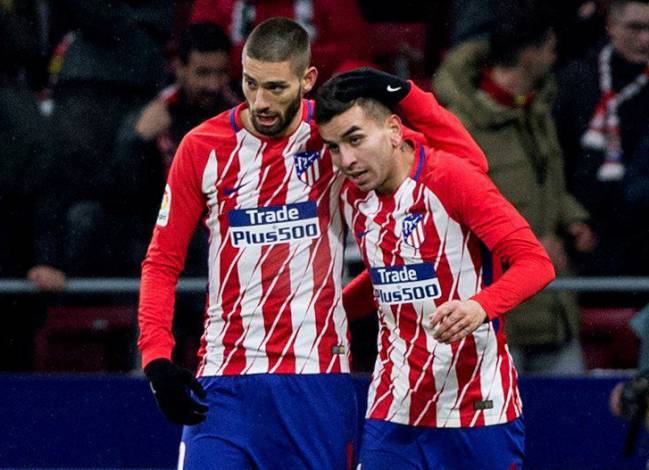 Carrasco y Correa celebran el gol del argentino ante el Valencia.