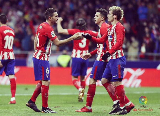 Koke y Griezmann celebran un gol.