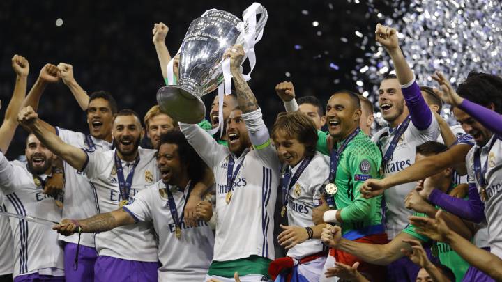 Los jugadores del Real Madrid levantando La Duodécima.