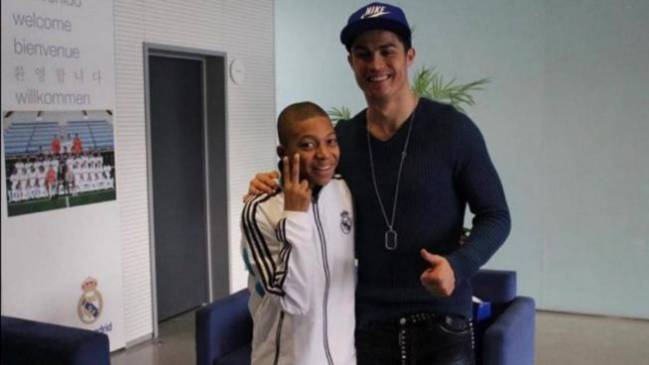 Mbappé, con 14 años, fotografiándose con Cristiano Ronaldo en la Ciudad Real Madrid de Valdebebas.
