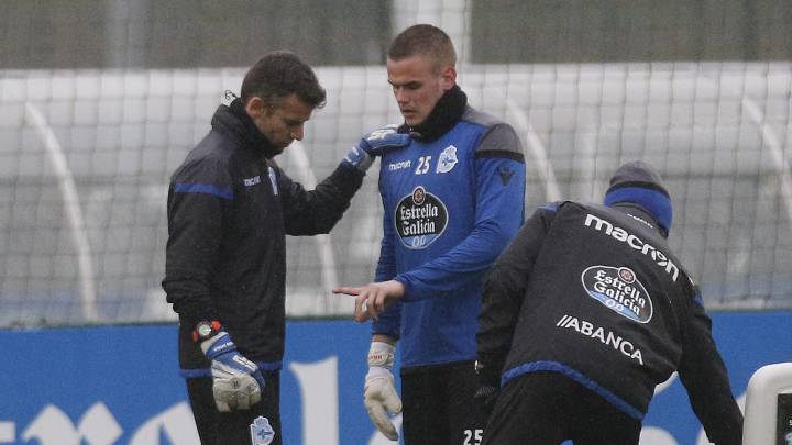 Koval muestra su dedo lesionado a Manu Sotelo en un entrenamiento del deportivo