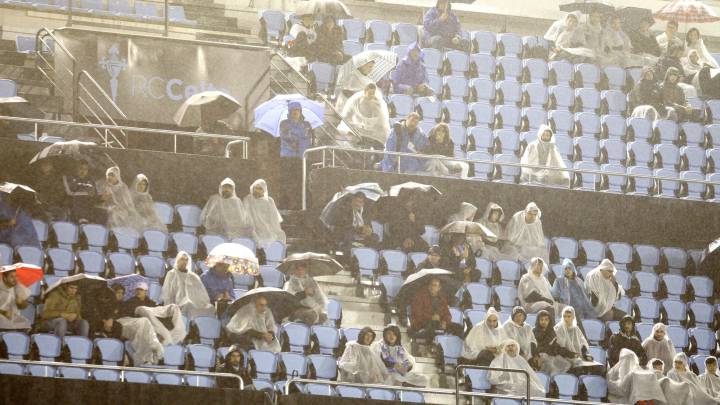 Aficionados del Celta siguen bajo la lluvia en la grada de Río el partido contra el Leganés.