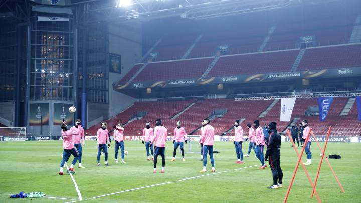 El Atlético ayer, entrenando sobre el césped del Parken Stadion del Copenhague, su rival esta noche en el regreso a la Europa League.