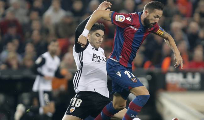Carlos Soler, jugador del Valencia, y Morales, del Levante.