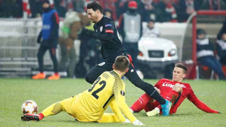 El delantero español Aritz Aduriz del Athletic de Bilbao marca el 0-1 ante el Spartak de Moscú.
