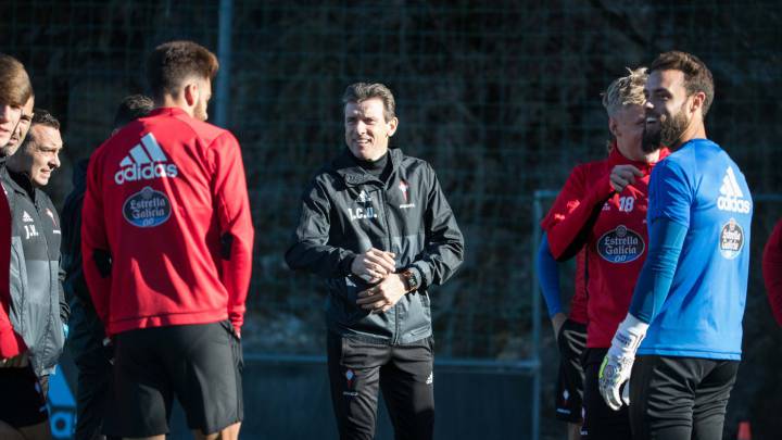 Juan Carlos Unzué, durante un entrenamiento del Celta en A Madroa