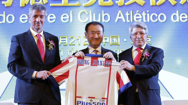 Wang Jianlin, del grupo Wanda Group, posa con Gil Marín y Cerezo tras la firma de su acuerdo en 2015.