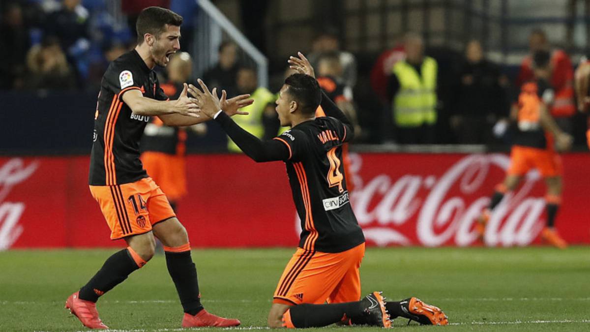 Resumen y goles del Málaga 1-2 Valencia: Parejo, desde el punto de penalti, y Coquelin, al rematar un córner, firmaron la remontada del Valencia en La Rosaleda.