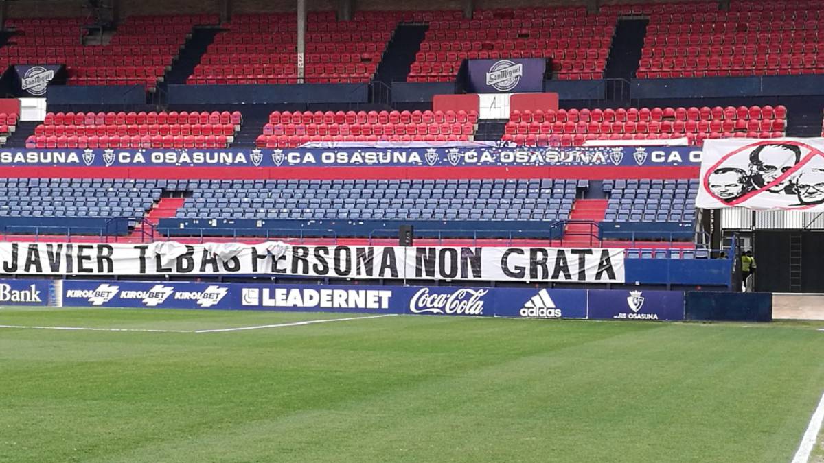 Pancartas en El Sadar contra Tebas tras el apoyo del club a su subida salarial
