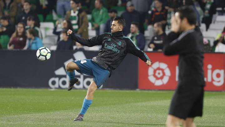 El futbolista del Real Madrid Dani Ceballos recibió cánticos de "comepipas" y "chupabanquillo" por la hinchada del Betis en su regreso al Benito Villamarín.