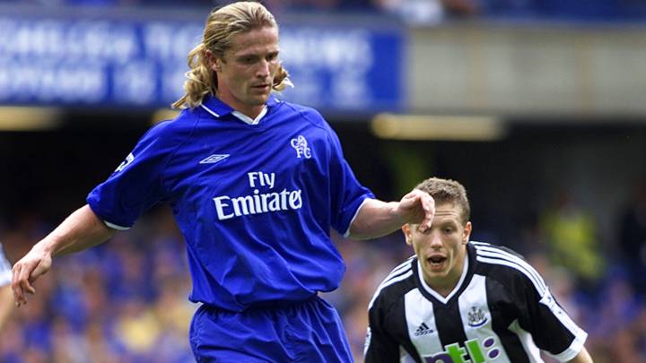 Emmanuel Petit disputa un balón durante un partido con la camiseta del Chelsea.