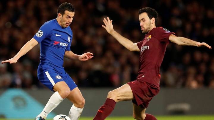 Pedro pelea el esférico con Busquets.