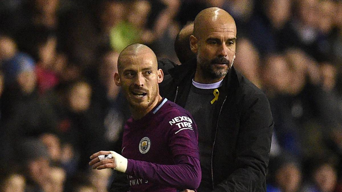 Guardiola junto a Silva en el partido ante el Wigan.