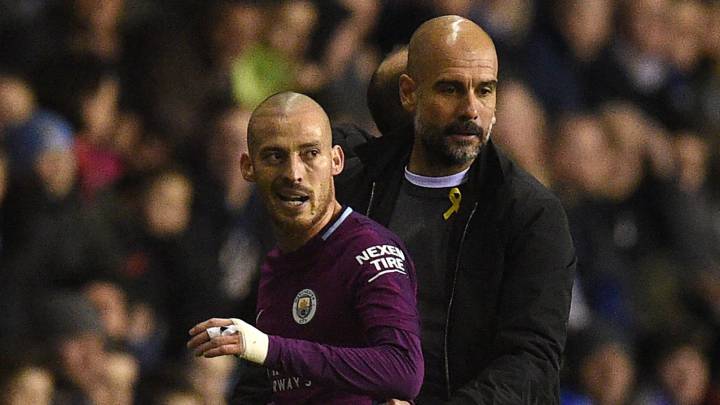 Guardiola junto a Silva en el partido ante el Wigan.