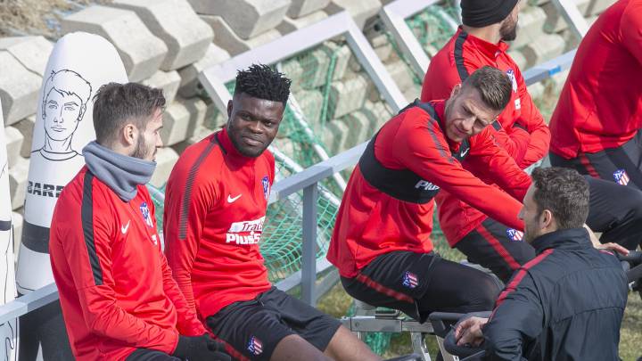 Thomas conversa con Saúl durante un entrenamiento.