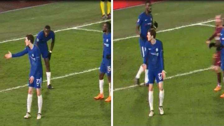 Christensen 'regañando' a Cesc Fàbregas.