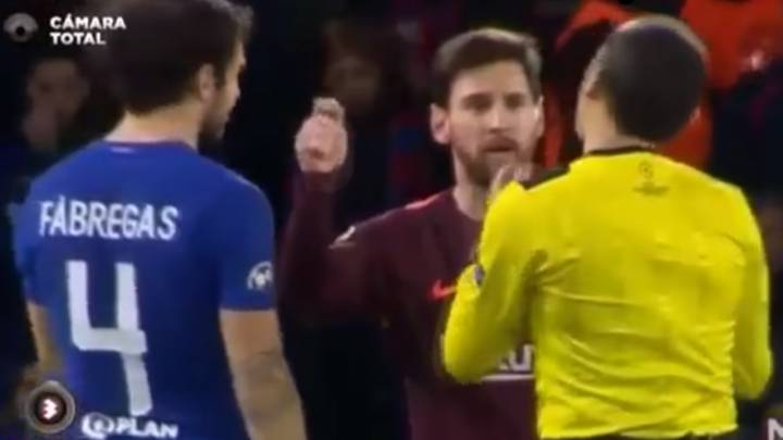 Messi pidiendo a Cuneyt Çakir la amarilla para Cesc en el Chelsea-Barça.
