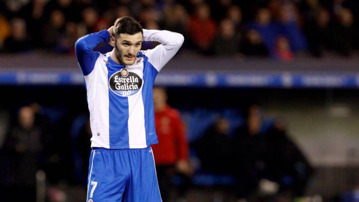 El delantero del Deportivo, Lucas Pérez, durante el encuentro correspondiente a la jornada 23 de primera división, que han disputado esta noche frente al Betis en el estadio de Riazor
