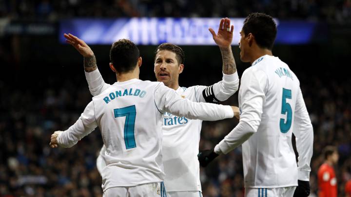 Cristiano Ronaldo, Sergio Ramos y Varane celebran un gol.