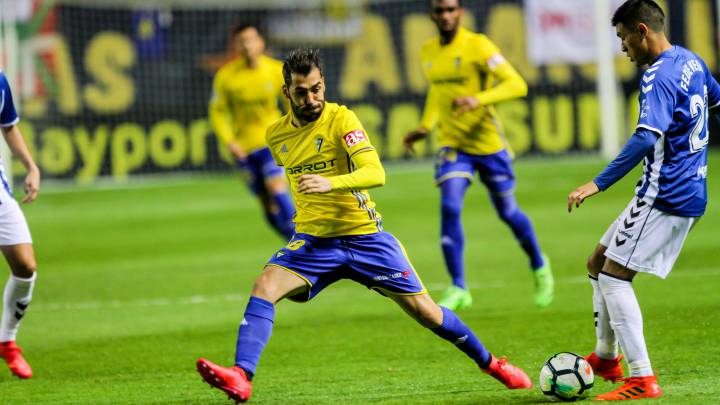 Fede Vega con el balón ante Perea.
