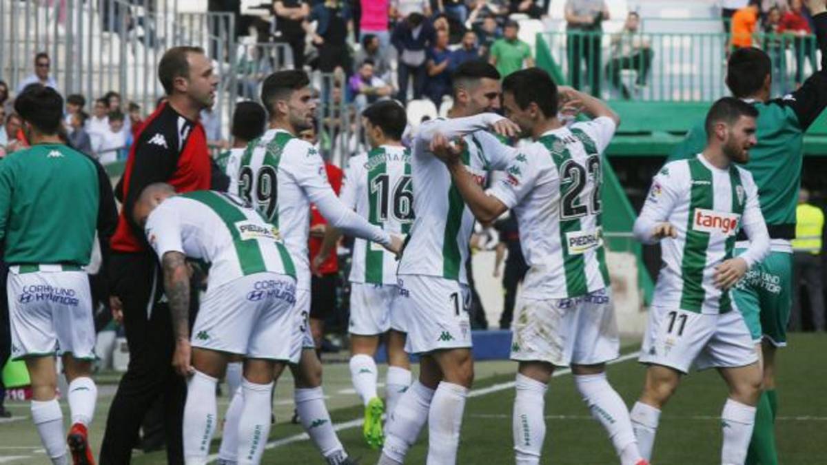 Resumen y goles del Córdoba 2 – 1 Valladolid. El Córdoba remonta un partido en el que el Valladolid falló un penalti con 0-1 y se quedó con diez.