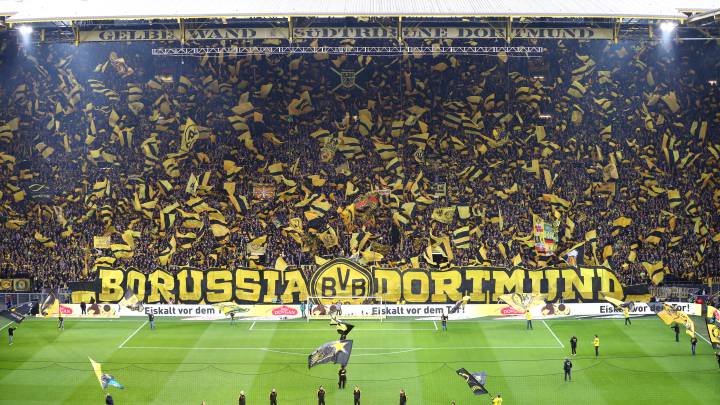 La Tribuna Sur del Signal Iduna Park, conocida como 'El Muro Amarillo' en el derbi contra el Schalke en noviembre de 2017.