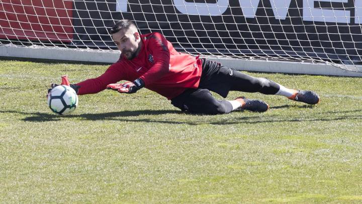 Moyá joins Real Sociedad as Atleti exodus continues