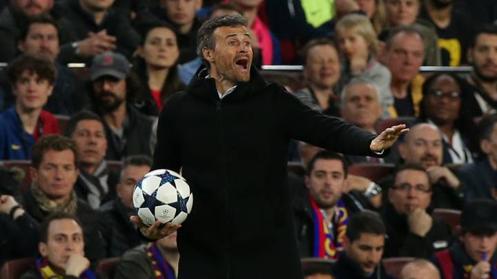 Luis Enrique sostiene un balón en un partido de Champions dirigiendo al Barcelona.