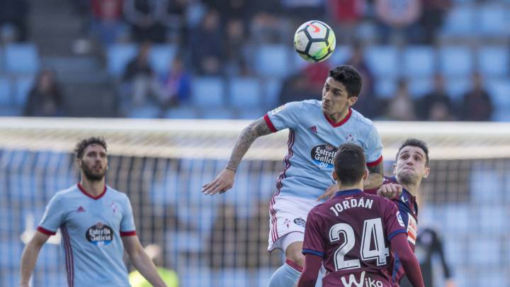 Pablo Hernández golpea de cabeza el balón delante de Jordán durante el partido entre el Celta y el Eibar.