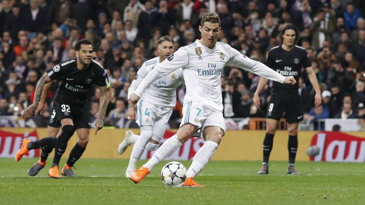 El balón se levanta unos centímetros cuando Cristiano se dispone a ejecutar el penalti ante Areola.