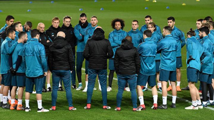 Los jugadores del Madrid, en el Parque de los Príncipes.