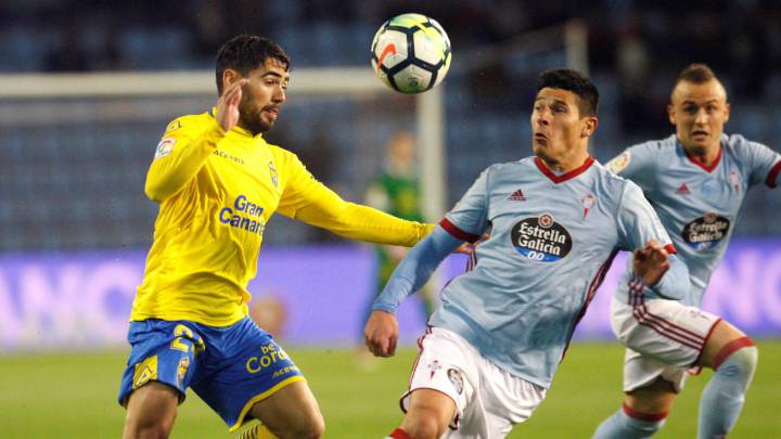 El defensa argentino del Celta de Vigo, Facundo Roncaglia, disputa el balón ante el delantero de la UD Las Palmas, Pedro Tanausú "Tana".