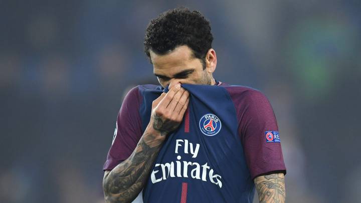 Alves durante el partido de octavos de final ante el Madrid en París