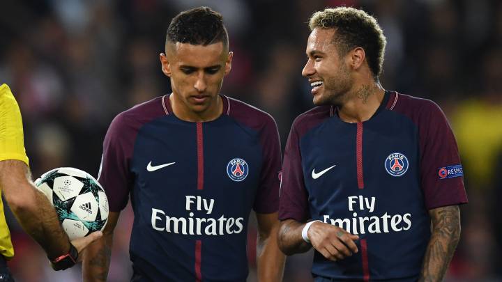 Los brasileños del PSG, Marquinhos y Neymar, durante un partido de Champions League.