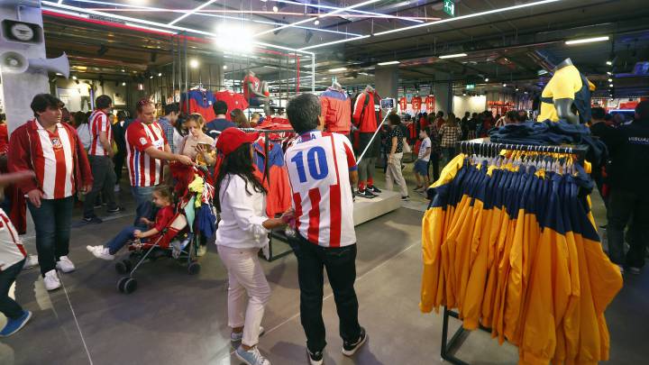 Imagen del interior de la tienda oficial del Atlético de Madrid en el Wanda Metropolitano.