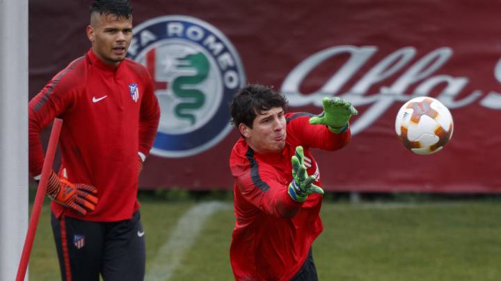 Werner, en la sesión del Atlético hace dos días, ante Dos Santos, suplente rojiblanco esta tarde ante el Lokomotiv.